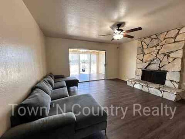 Building Photo - 3 Bedroom 2 Bath Home in Salinas!