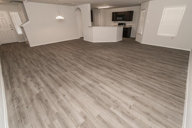 Foto del edificio - Lone Trail Village - 9214 Yellow Rose Driv...