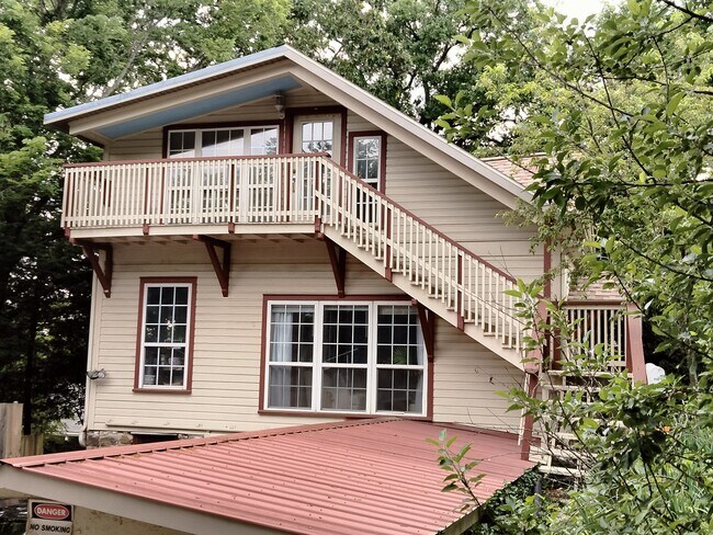 Esta es la vista desde su balcón, que cuenta con un encantador conjunto de muebles de patio que puede usar si lo desea. - 411 W South St