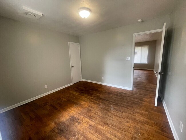 Building Photo - Spacious 4 bedroom home with a detached 2 car garage available now!