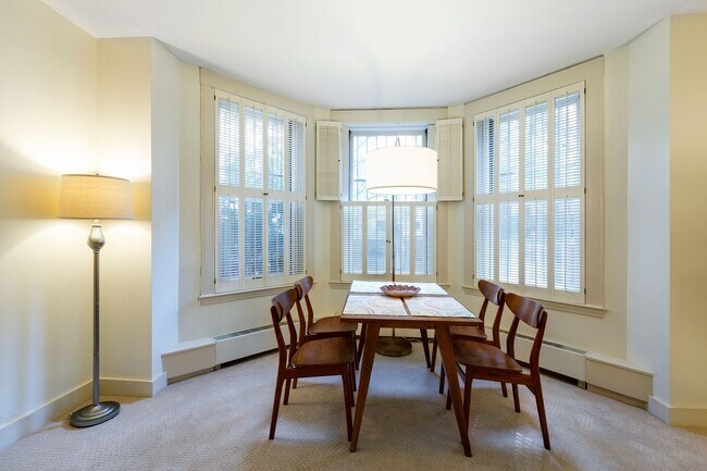 Foto del edificio - Stunning 1-Bedroom Brownstone on Commonwealth Ave!