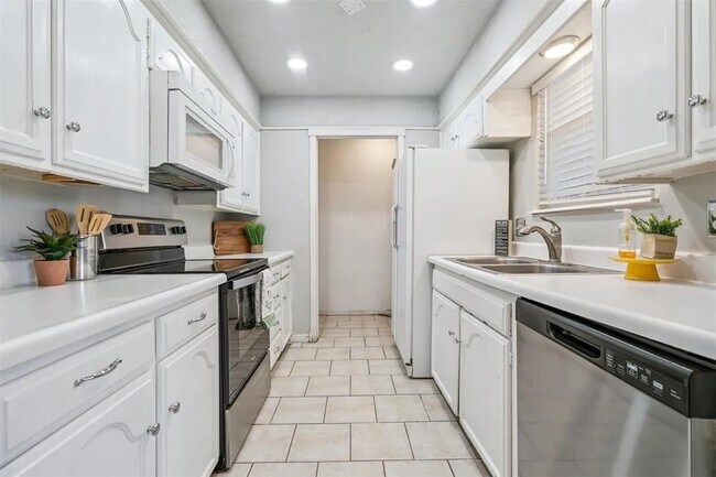 Foto del edificio - 11417 N May Ave