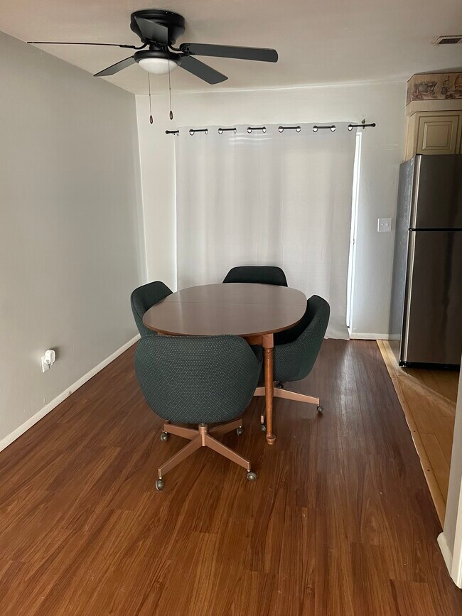 Área de comedor - 206 Halia Cres