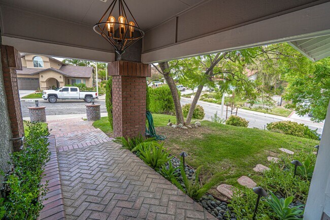 Building Photo - 4 Bedroom Home for Rent in Saugus!
