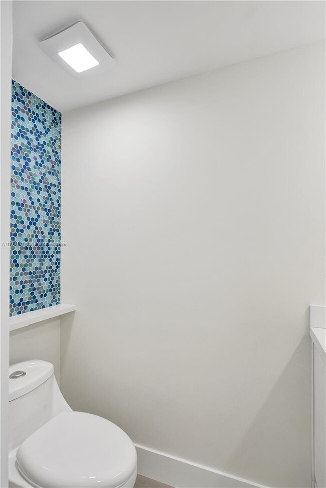 Building Photo - 2457 Collins Ave