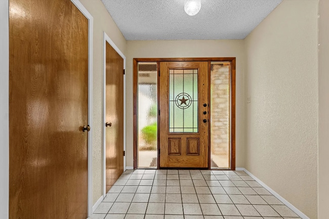 Building Photo - 8606 Mesa Dr