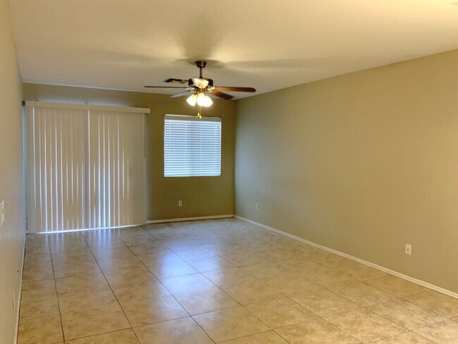 Foto del edificio - 1279 E Omega Dr