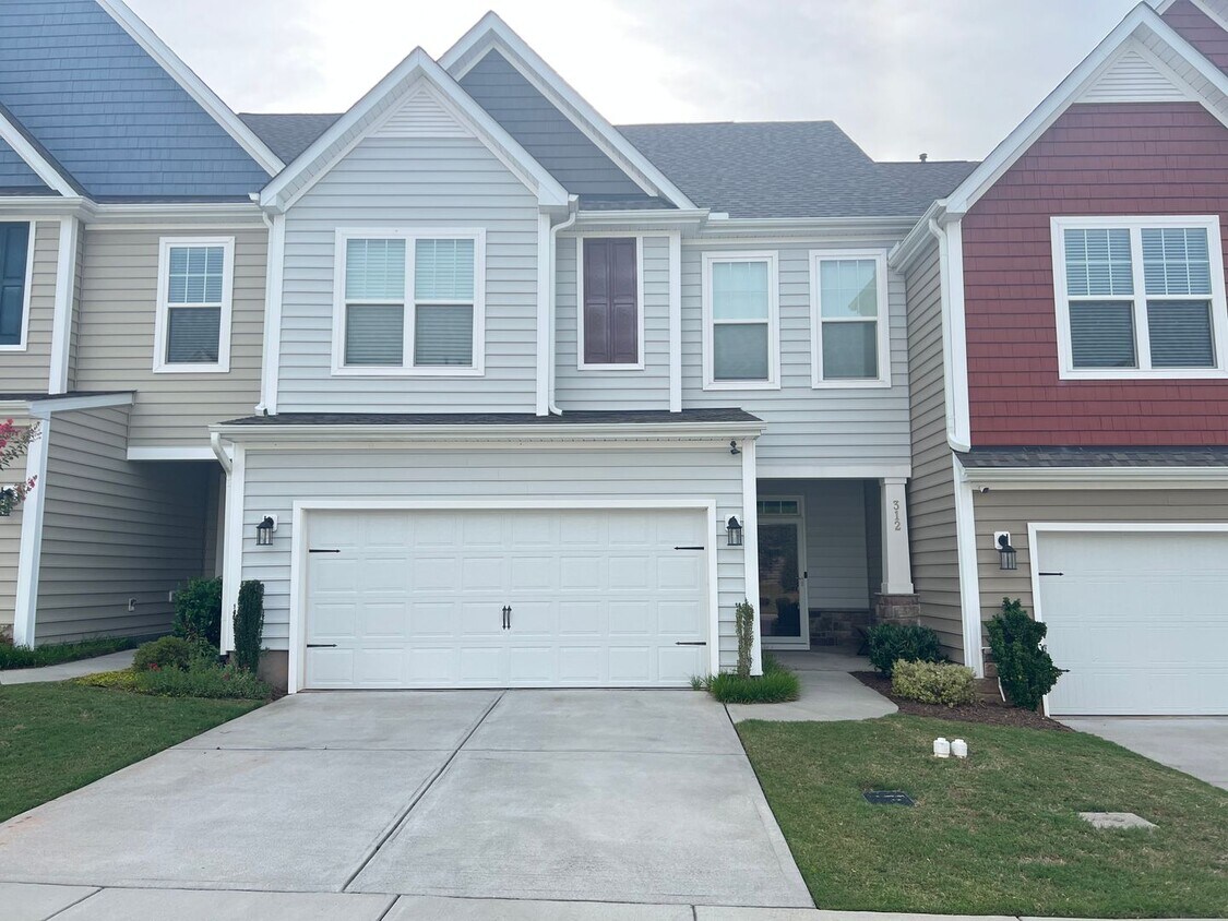 Foto principal - Spacious 3 bedroom townhome in Brier Creek