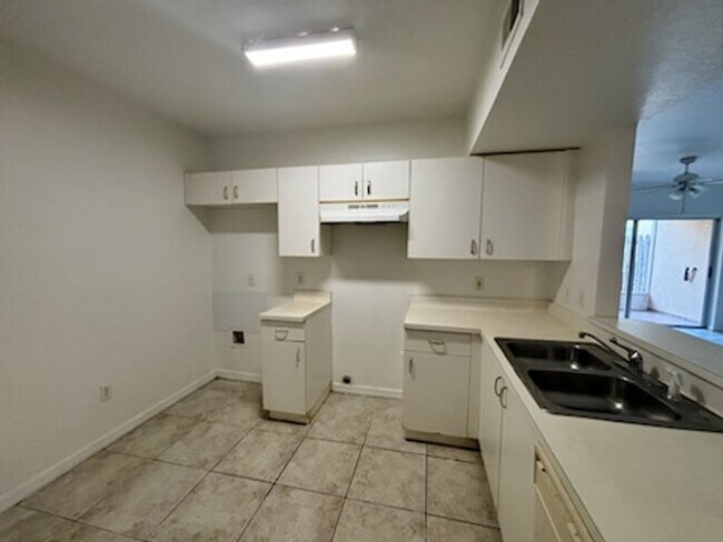 Foto del edificio - MEADOW WOODS CONDO