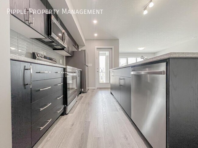 Photo du bâtiment - GREAT 2 BEDS/ 2.5 BATHS TOWNHOUSE IN THE COMMUNITY OF AIRDRIE