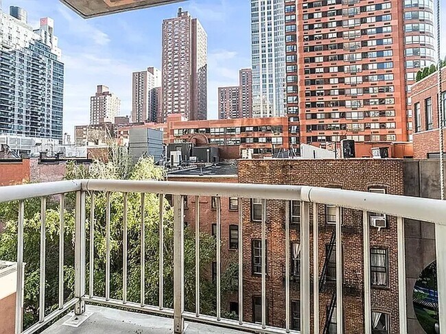 Foto del edificio - 206 E 95th St