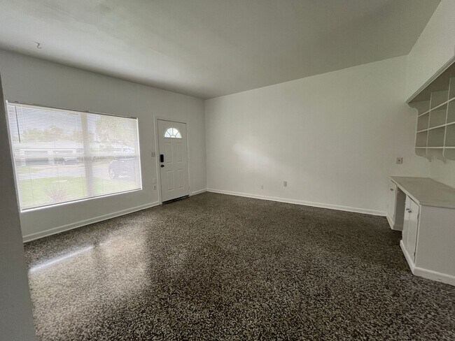 Foto del edificio - 3 Bed 2 Bath Home with Pool -  Available Now!