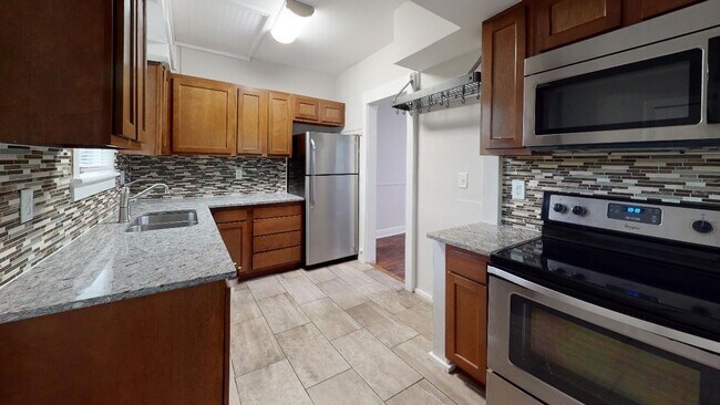 Building Photo - Beautiful 3 bedroom Clintonville home avai...