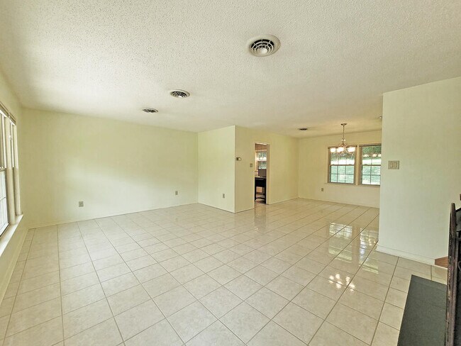 Building Photo - 133 Glenrochie Dr