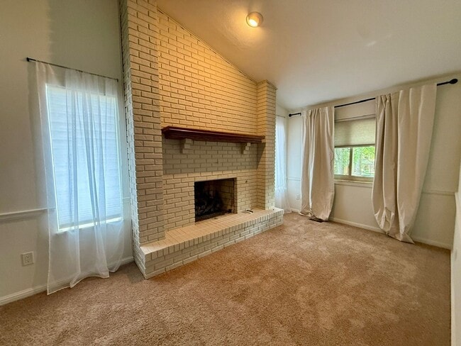 Building Photo - Available now-  4 Bedroom house in O'Fallon