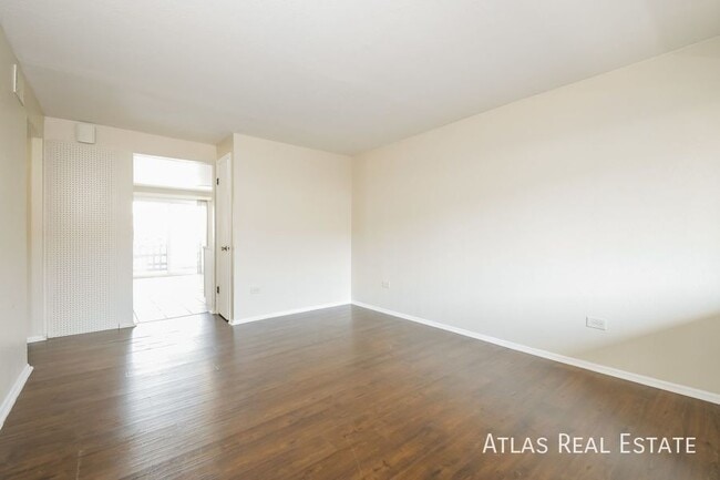 Building Photo - Spacious 2 bed 1 bath unit in Lakewood ! F...