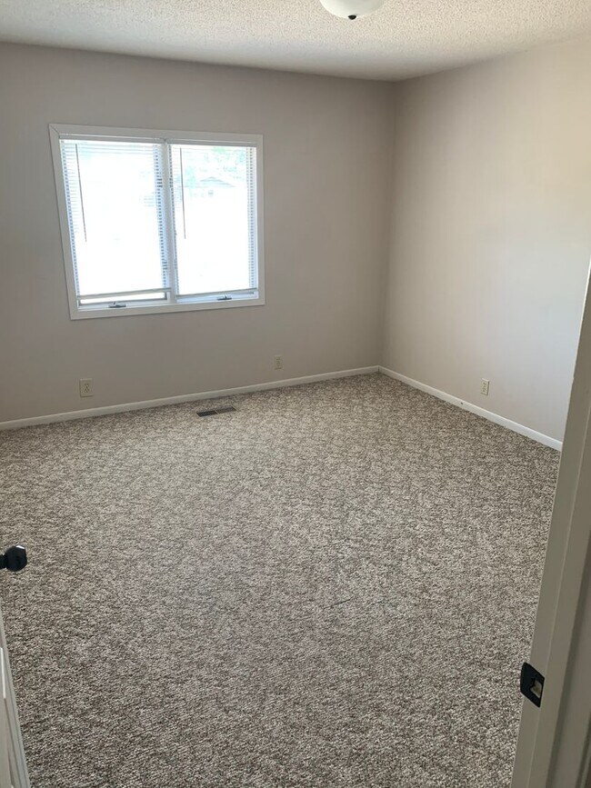 Building Photo - Large 1 bedroom apartment with attached 2 ...