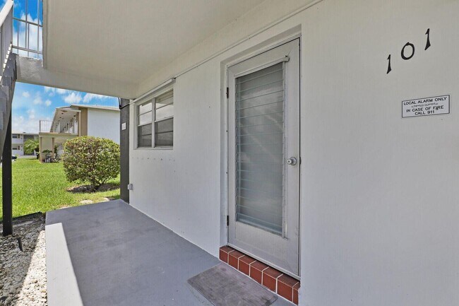 Building Photo - 1113 Lake Terrace