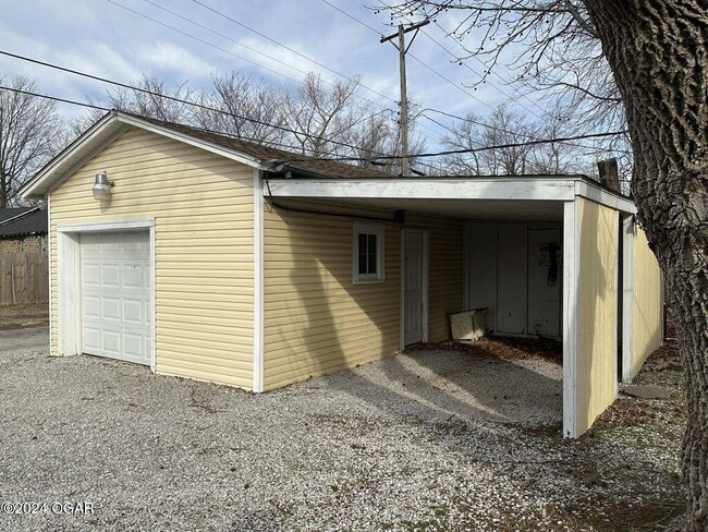 Building Photo - 2022 S Jackson Ave
