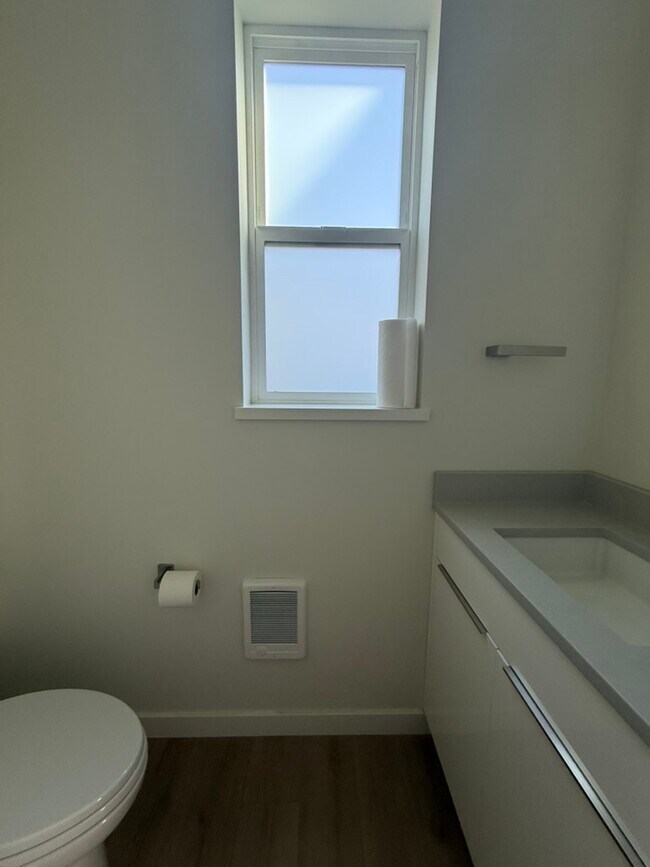 Building Photo - 2212 Emerson Dr