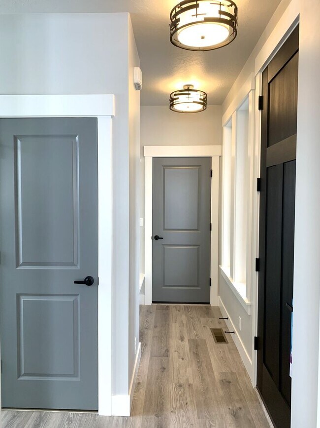 Foto del edificio - Spectacular newer 3 bed 2.5 bath custom ho...
