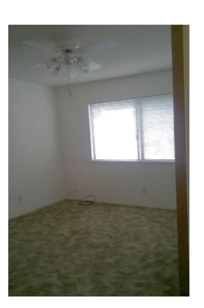 Foto del edificio - Upstairs 2 bedroom apartment near downtown...