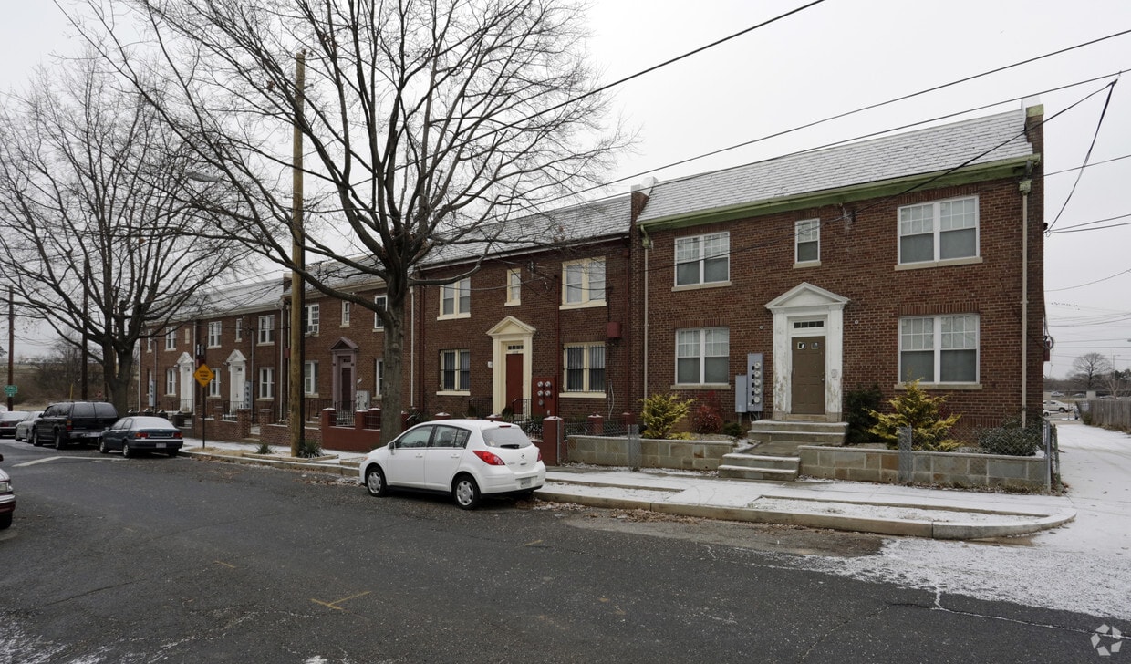 Building Photo - 2208-2210 Nicholson St SE