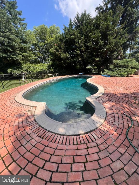 Foto del edificio - 245 Treeline Dr