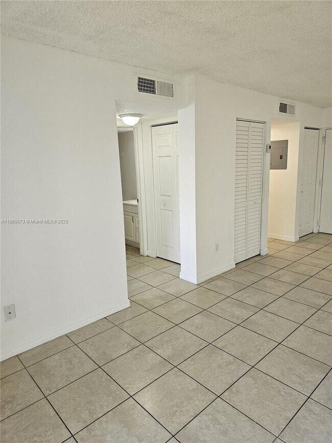 Foto del edificio - 8240 SW 210th St
