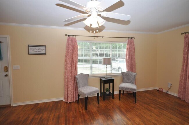 Building Photo - 2427 S Pearland Ave