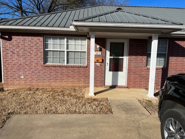 Primary Photo - 317 E Lucy Ave