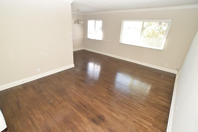 Foto del edificio - 1434 S Orange Dr
