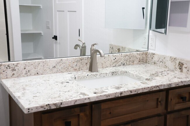 Foto del edificio - 1851 W 8th S St