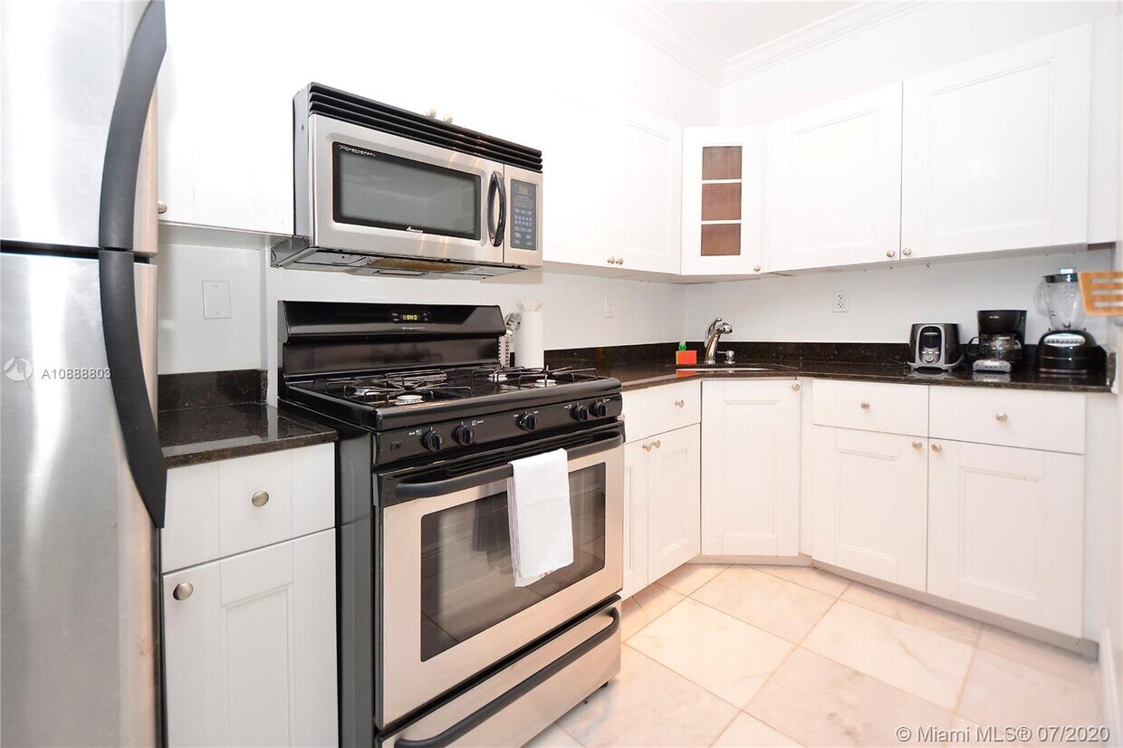 Building Photo - 1619  Lenox Ave 6 Miami Beach Fl 33139