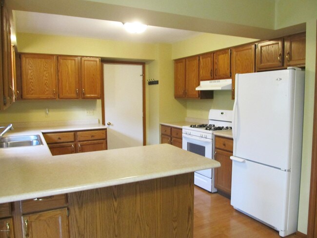 Building Photo - 4679 Briarhill Dr