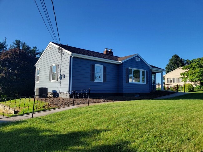 Building Photo - Charming 3+ Bedroom 3 bath Ranch in Mechan...