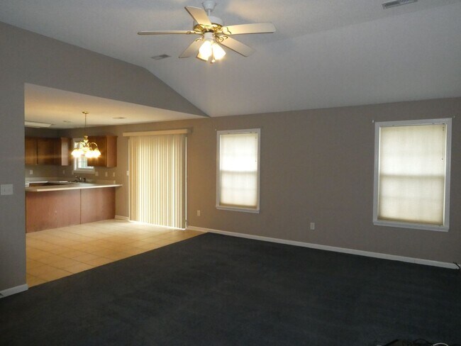 Foto del edificio - 3 Bedroom 2 Bath Home in Seven Oaks Neighborhood