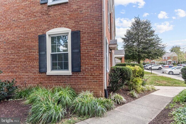 Foto del edificio - 2 bed, 2 bath townhome nestled in Fairling...