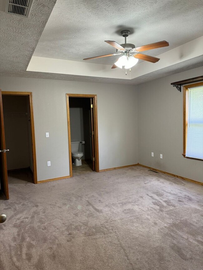 Building Photo - Spacious 3 bedroom, 2 bath available
