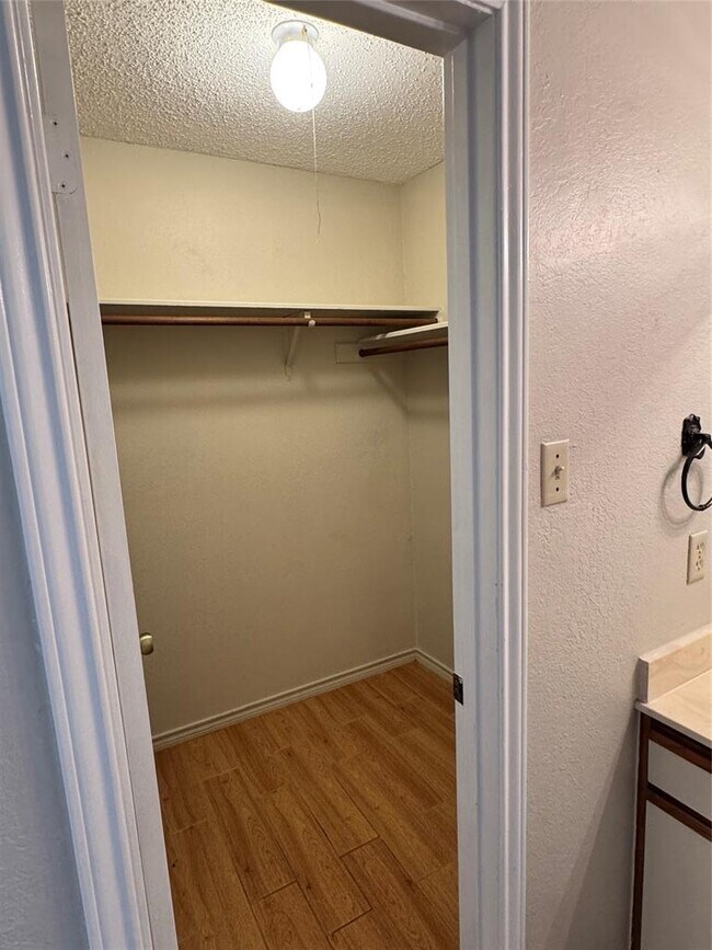 Foto del edificio - 2621 Gwendolyn Ln