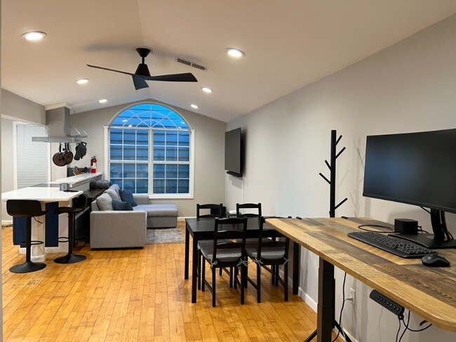 Foto del edificio - 5825 Belmont Ave