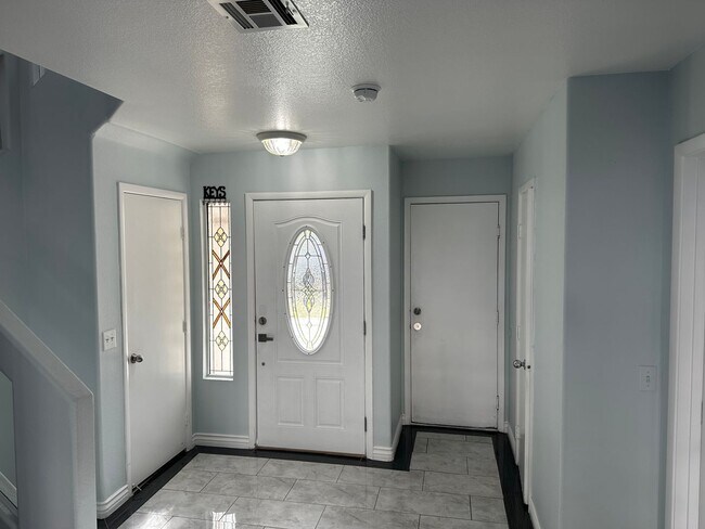 Foto del edificio - SE!!! 4 Bedrooms!! Master Downstairs!! No Carpet!! Synthetic Grass front and back!!