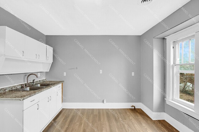 Building Photo - 1635 Holmes St