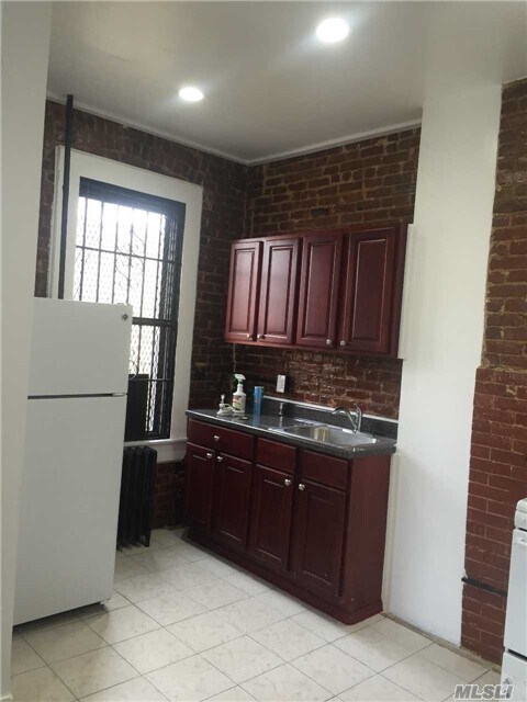 Building Photo - 823 Bushwick Ave