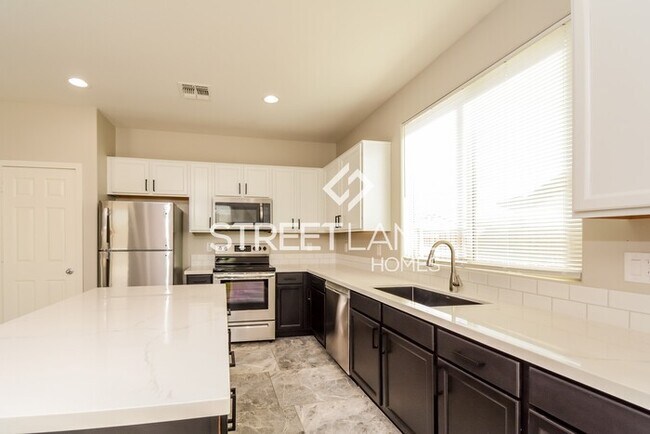 Building Photo - Charming 4 Bedroom in Avondale!