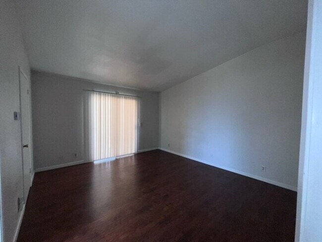 Foto del edificio - Spacious home close to shopping and transportation.