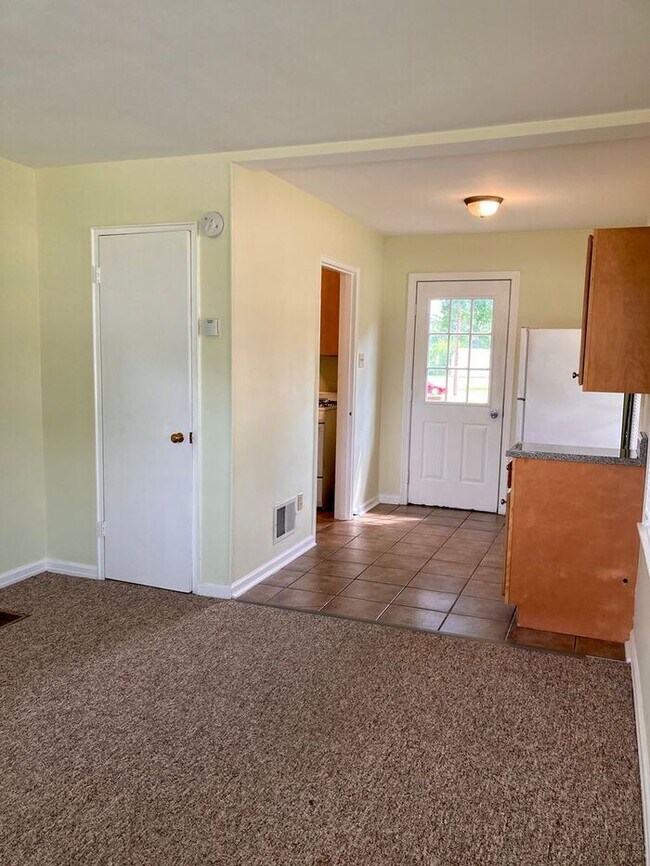 Building Photo - 2 BEDROOM -HUBBARD OHIO