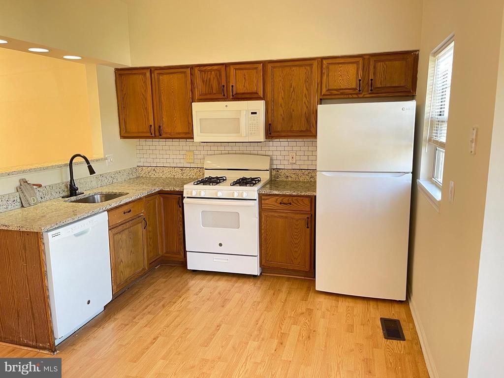 Primary Photo - 16150 Taconic Cir