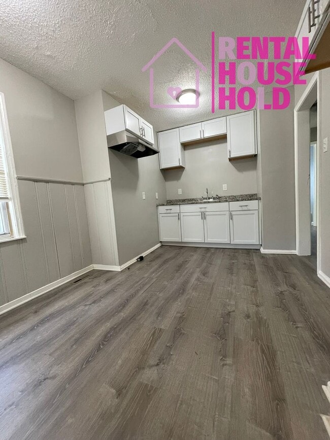 Building Photo - NEW LISTING | 3 BEDS 1 BATH | BASEMENT | G...