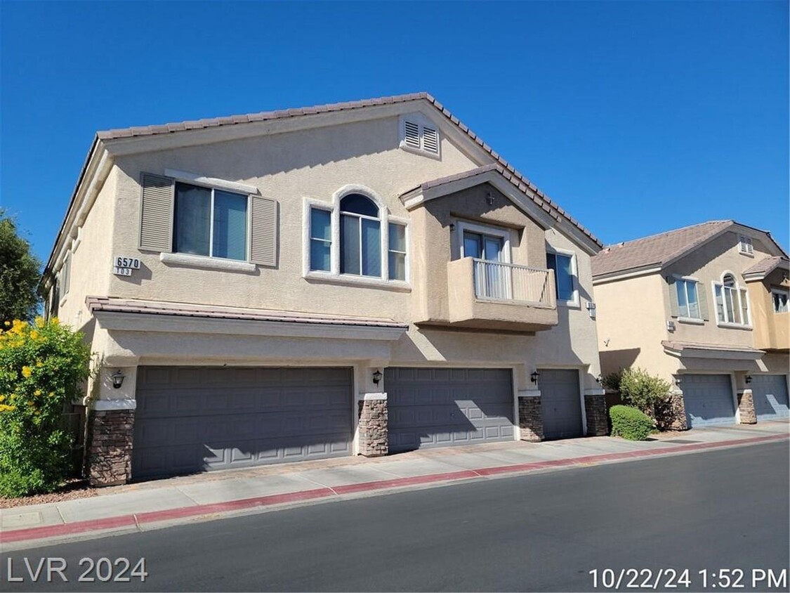 Foto principal - FANTASTIC SE TOWNHOME IN GATED COMMUNITY!!